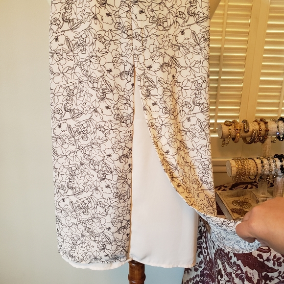 (#4) Beautiful Sleeveless Blouse - Picture 3 of 5